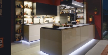 Důmyslné podsvětlení spodní části kuchyně pro útulnou atmosféru Rodinná kuchyně Schüller Fino