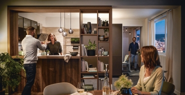 Esteticky propracované policové skříně v teplém dřevěném vzhledu Městská kuchyně Schüller Arosa