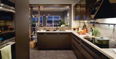 Vysoko zabudovaná myčka Městská kuchyně Schüller Arosa