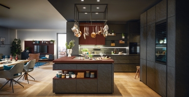 Vystavte si designové kousky ve výklenku pod ostrůvkem Gurmánská kuchyně Schüller Elba
