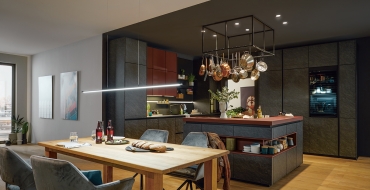 Pokrmy lze servírovat na velkorysém kuchyňském ostrůvku nebo bohatém jídelním stole Gurmánská kuchyně Schüller Elba