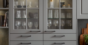 Osvětlená vitrína pro nejlepší kousky nádobí Šedá kuchyně Schüller Classic Osvětlená vitrína pro nejlepší kousky nádobí Šedá kuchyně Schüller Classic
