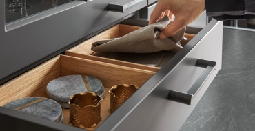 Výsuvné přihrádky lze vyjmout ze spodní skříňky jednou rukou Šedá kuchyně Schüller Classic