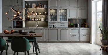 Elegantní kuchyně přináší spoustu prostoru pro zážitky Šedá kuchyně Schüller Classic Elegantní kuchyně přináší spoustu prostoru pro zážitky Šedá kuchyně Schüller Classic