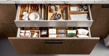 Součástí kuchyně jsou i chytré úložné prostory. Kuchyň Schüller Rocca