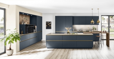 Kuchyně S-Line EASYTOUCH v ultramateném provedení FJORD představuje jednoduchý koncept. Nabízí mnoho skvělých detailů: matná čela nebo obkladové panely z křemene.