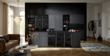 Kuchyně NOLTE Manhattan Oak Nero je symbolem nadčasovosti. Povrch nese výraznou texturu a barva přechází v různém světle od sytě černé k jemně šedé.