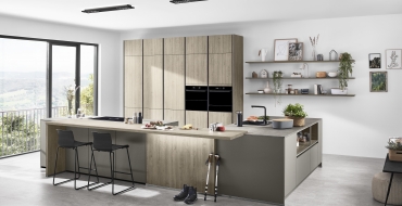 Matná barva kuchyně S-Line RIVA jemně kontrastuje s černou pracovní deskou Kuchyně S-Line RIVA používají pouze nejkvalitnější materiály.