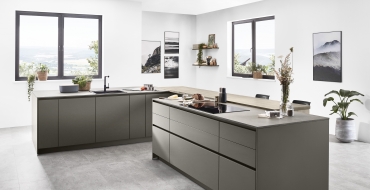 V kuchyni S-Line RIVA nechybí víceúčelová stropní svítidla Pro kuchyni S-Line RIVA je typické vzdušné rozvržení všech prvků.