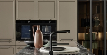 Prosklené osvětlené skříňky kuchyně Nolte LUGANO BLACK jemně střídají přístrojové prvky Kuchyně Nolte vynikají mimořádnou odolností a vydrží po generace.