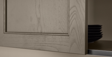 V kuchyni Nolte LUGANO BLACK najdete čela z pravého dřeva Matná barva v odstínu magma soft zvýrazňuje elegantní design kuchyně Nolte.