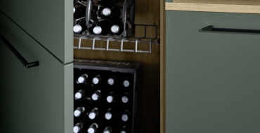 Dřevěný dekor a černé úchytky zaujmou v kuchyni Nolte MANHATTAN UNI na první pohled Aplikace barev dělá z kuchyně Nolte skutečný skvost.