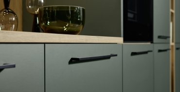 Přední plochy kuchyně Nolte MANHATTAN UNI jsou v trendy barvě Renesanční matná zelená barva kuchyně Nolte přináší do domova přirozenost.