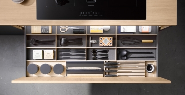 AV 7080 kouřově modrá a AV 7080 černá – nadčasová a elegantní přítomnost