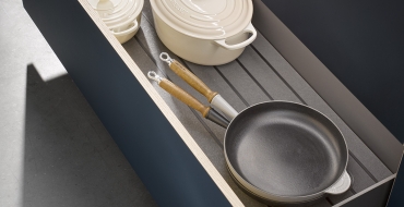 AV 7080 kouřově modrá a AV 7080 černá – nadčasová a elegantní přítomnost