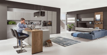 Kuchyně S-line 803 Cemento Modulární, aluminiové závěsné regály, které jsou využity jak v případě kuchyně, tak i v navazujícím prostoru obývacího pokoje.