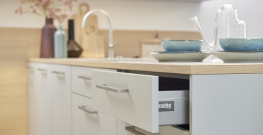 Kuchyně MANHATTAN UNI 48P  Kuchyně MANHATTAN UNI 48P , doplňkové prvky LAV - Lavender, pracovní deska E33 – Popelavě stříbrná, Úchopy 318 – Ocelově nerezový design