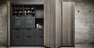 Vysoká skříň od next125 s posuvnými dveřmi Skříň je na první pohled poutavým architektonickým rysem místnosti, který přitom podporuje požadovaný pocit klidu a spořádanosti.