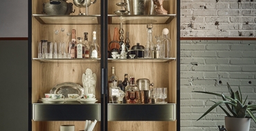 Majestátní vitrína se zabudovaným podsvícením. Poutavý kousek se skleněnými poličkami a praktickými šuplíky, nejen, že vzbuzuje pozornost, ale je i praktický, protože nedovolí usazování prachu.