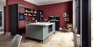 Nx510 / nx505 – Onyx černý samet mat / indický červený samet mat / mlžný modrý satén Asymetrický kuchyňský ostrůvek v jemně mlhavě modré dotváří originální a překvapivě harmonickou kombinaci. Nx510 / nx505 – Onyx černý samet mat / indický červený samet mat / mlžný modrý satén Asymetrický kuchyňský ostrůvek v jemně mlhavě modré dotváří originální a překvapivě harmonickou kombinaci.