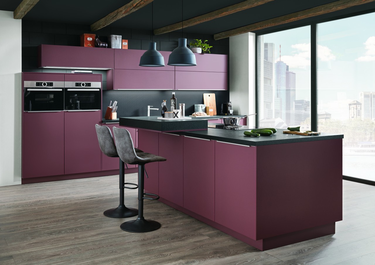 S-Line 963 lak laminát mat červená rost nabízí moderní, funkční a odolné pojetí kuchyně pro početnou rodinu.   S-Line 963 lak laminát mat červená rost nabízí moderní, funkční a odolné pojetí kuchyně pro početnou rodinu.