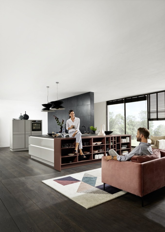 Kuchyně NOVA LACK 73P – šedá platina, vysoký lesk. Stylová červená barva v odstínu henna přináší teplo a nabízí harmonický nádech v jinak monochromatické kuchyni. Kuchyně NOVA LACK 73P – šedá platina, vysoký lesk. Stylová červená barva v odstínu henna přináší teplo a nabízí harmonický nádech v jinak monochromatické kuchyni.